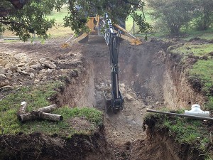 01-jim-digging-hole-for-septic-600by